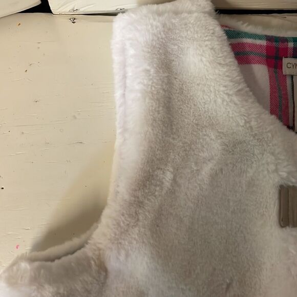 Girl’s 10/12 Cynthia Rowley reversible fuzzy soft white vest w/pink plaid lining - Picture 3 of 10